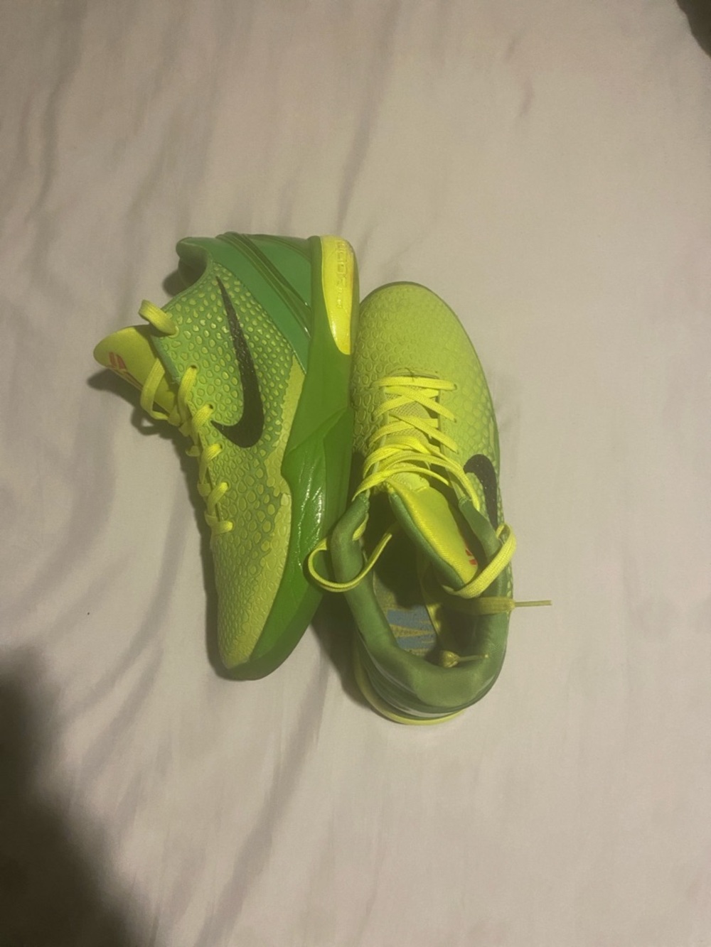 Nike Men's Neon Yellow/Green Kobe Basketball Shoes - Picture 3 of 5
